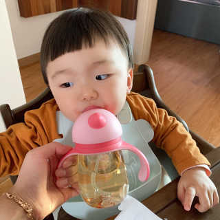 유비맘 트라이탄 코니빨대컵_컬러 랜덤 발송 — 4.5점을 준 리뷰어가 2020년 11월 올린 사용 사진