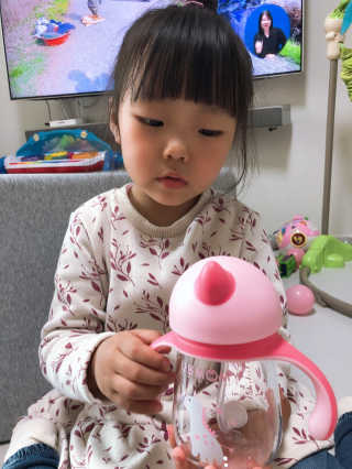 유비맘 트라이탄 코니빨대컵_컬러 랜덤 발송 — 5점을 준 리뷰어가 2020년 5월 올린 사용 사진