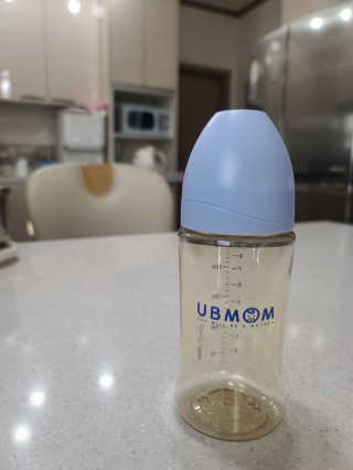 유비맘 PPSU 젖병 노꼭지_260ml_컬러 랜덤 발송 — 5점을 준 리뷰어가 2020년 10월 올린 사용 사진