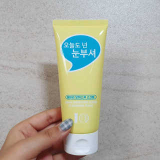 IO 아이오 오늘도 넌 눈부셔 - 데일리 스크럽 클렌징폼 — 5점을 준 리뷰어가 2020년 12월 올린 사용 사진