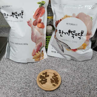 펫토리아 한끼뚝딱 프리미엄 고양이사료_그레인프리/헤어볼케어 — 5점을 준 리뷰어가 2020년 6월 올린 사용 사진