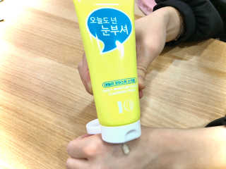 IO 아이오 오늘도 넌 눈부셔 - 데일리 스크럽 클렌징폼 — 5점을 준 리뷰어가 2020년 12월 올린 사용 사진