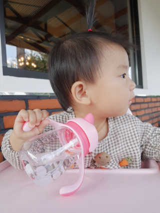 유비맘 트라이탄 코니빨대컵_컬러 랜덤 발송 — 5점을 준 리뷰어가 2020년 10월 올린 사용 사진