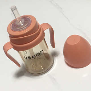 유비맘 샘방지 PPSU 빨대컵_컬러 랜덤 발송 — 2.5점을 준 리뷰어가 2020년 8월 올린 사용 사진