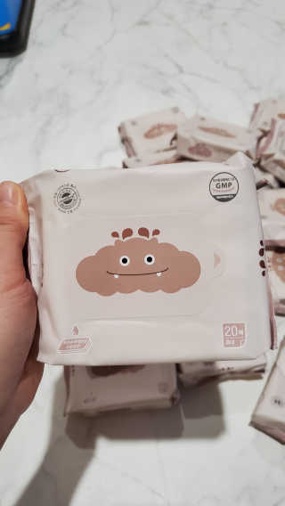 아이수 브론 몬스터 휴대용 아기 물티슈 — 5점을 준 리뷰어가 2020년 12월 올린 사용 사진