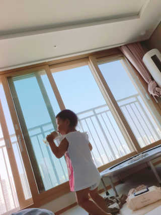유비맘 샘방지 PPSU 빨대컵_컬러 랜덤 발송 — 5점을 준 리뷰어가 2020년 6월 올린 사용 사진