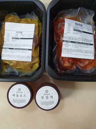 쿡스딜리 매콤족발+커리족발+무김치+마늘소스 — 5점을 준 리뷰어가 2020년 6월 올린 사용 사진