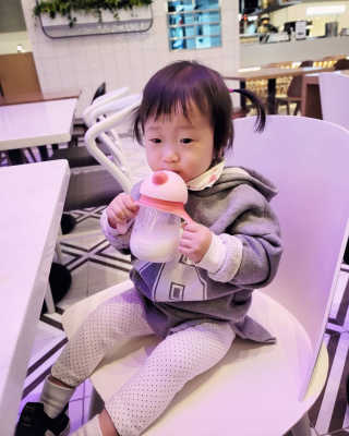 유비맘 트라이탄 코니빨대컵_컬러 랜덤 발송 — 5점을 준 리뷰어가 2020년 10월 올린 사용 사진