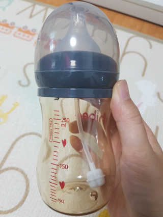 하이비코리아 앉아서나서서먹는젖병 하이비 PPSU 빨대젖병 — 3점을 준 리뷰어가 2020년 6월 올린 사용 사진