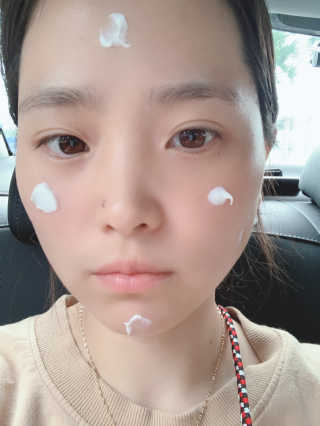 이엘티 라이트 베리어 선스크린 — 4점을 준 리뷰어가 2020년 8월 올린 사용 사진