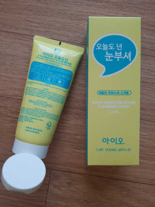 IO 아이오 오늘도 넌 눈부셔 - 데일리 스크럽 클렌징폼 — 5점을 준 리뷰어가 2020년 12월 올린 사용 사진