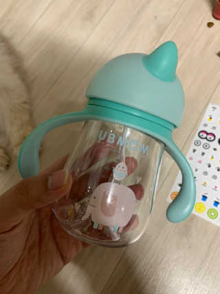 유비맘 트라이탄 코니빨대컵_컬러 랜덤 발송 — 5점을 준 리뷰어가 2020년 4월 올린 사용 사진