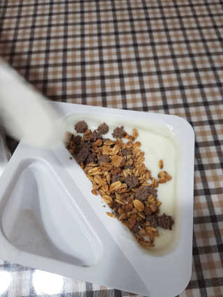 남양유업 또깍 접어 떠먹는 불가리스 2종 — 4.5점을 준 리뷰어가 2020년 9월 올린 사용 사진