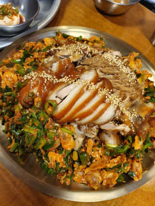 [동네맛집족발] 4개 족발 중 택1 — 5점을 준 리뷰어가 2020년 4월 올린 사용 사진