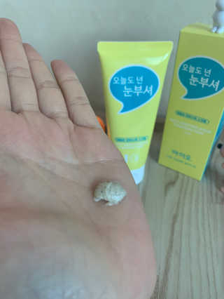 IO 아이오 오늘도 넌 눈부셔 - 데일리 스크럽 클렌징폼 — 5점을 준 리뷰어가 2020년 12월 올린 사용 사진