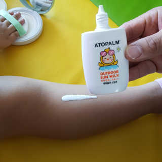 아토팜 야외놀이 선밀크 SPF50+ PA+++ — 5점을 준 리뷰어가 2020년 5월 올린 사용 사진