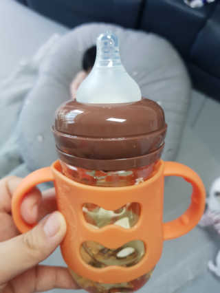 하이비코리아 앉아서나서서먹는젖병 하이비 PPSU 빨대젖병 — 5점을 준 리뷰어가 2020년 6월 올린 사용 사진