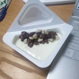 남양유업 또깍 접어 떠먹는 불가리스 2종 — 5점을 준 리뷰어가 2020년 9월 올린 사용 사진