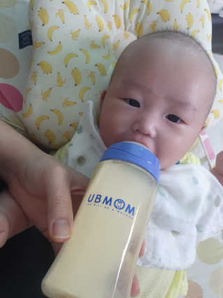 유비맘 PPSU 젖병 노꼭지_260ml_컬러 랜덤 발송 — 5점을 준 리뷰어가 2020년 8월 올린 사용 사진