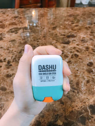 다슈코리아 다슈 솔루션 시카 쉴드 선스틱 — 4점을 준 리뷰어가 2020년 4월 올린 사용 사진