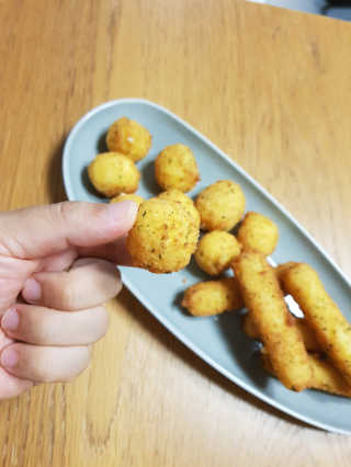 가치식탁 리얼치즈스틱, 리얼크림치즈볼 — 5점을 준 리뷰어가 2020년 9월 올린 사용 사진