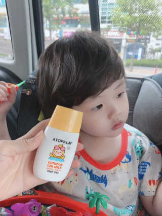 아토팜 야외놀이 선밀크 SPF50+ PA+++ — 5점을 준 리뷰어가 2020년 5월 올린 사용 사진