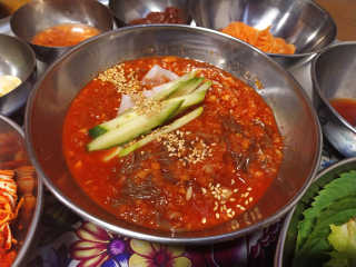 [동네맛집족발] 4개 족발 중 택1 — 3.5점을 준 리뷰어가 2020년 5월 올린 사용 사진