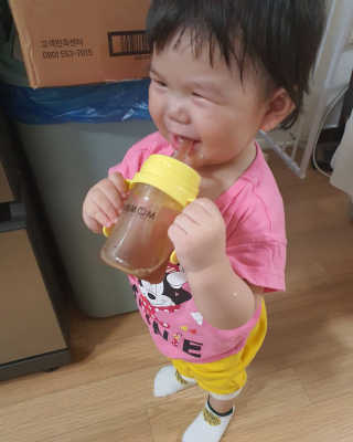 유비맘 샘방지 PPSU 빨대컵_컬러 랜덤 발송 — 5점을 준 리뷰어가 2020년 8월 올린 사용 사진