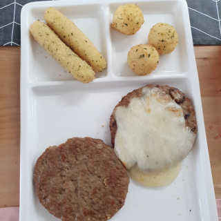 가치식탁 리얼치즈스틱, 리얼크림치즈볼 — 4점을 준 리뷰어가 2020년 4월 올린 사용 사진