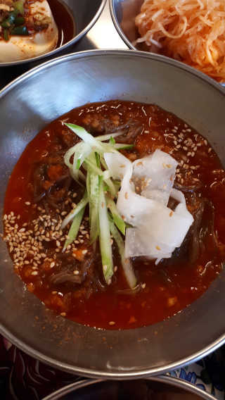 [동네맛집족발] 4개 족발 중 택1 — 5점을 준 리뷰어가 2020년 6월 올린 사용 사진