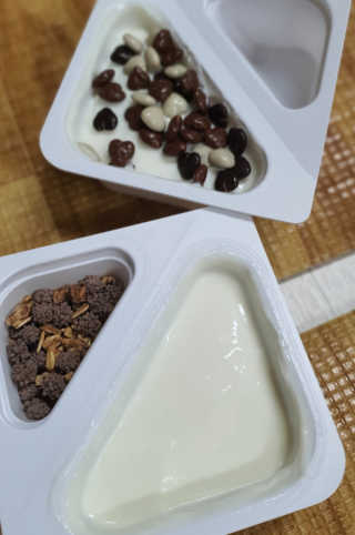 남양유업 또깍 접어 떠먹는 불가리스 2종 — 5점을 준 리뷰어가 2020년 10월 올린 사용 사진