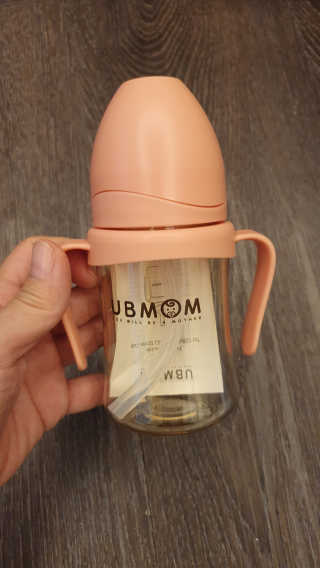 유비맘 샘방지 PPSU 빨대컵_컬러 랜덤 발송 — 2.5점을 준 리뷰어가 2020년 8월 올린 사용 사진