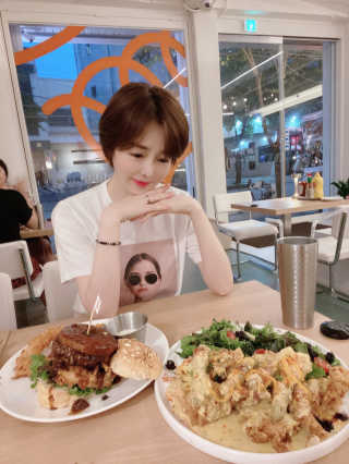 [뉴욕아파트먼트] 버거메뉴1개 + 치킨메뉴1개 — 5점을 준 리뷰어가 2020년 8월 올린 사용 사진