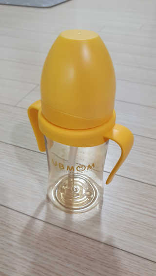 유비맘 샘방지 PPSU 빨대컵_컬러 랜덤 발송 — 5점을 준 리뷰어가 2020년 4월 올린 사용 사진