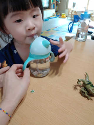 유비맘 트라이탄 코니빨대컵_컬러 랜덤 발송 — 2.5점을 준 리뷰어가 2020년 8월 올린 사용 사진