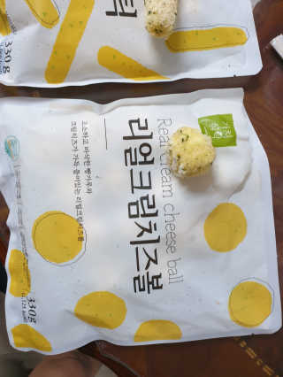 가치식탁 리얼치즈스틱, 리얼크림치즈볼 — 5점을 준 리뷰어가 2020년 8월 올린 사용 사진