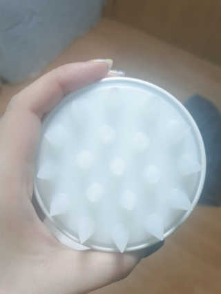 자극 없이 털/각질 관리가 가능한 코코몰리 실리콘 목욕 브러쉬 — 5점을 준 리뷰어가 2020년 7월 올린 사용 사진