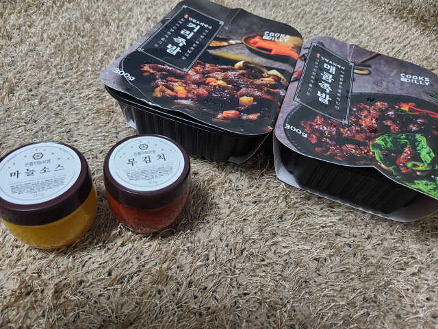 쿡스딜리 매콤족발+커리족발+무김치+마늘소스 리뷰 사진