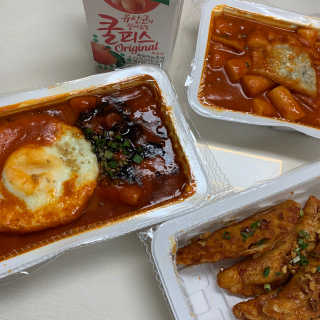 죠스떡볶이 [죠스푸드] 짜빠떡볶이+떡또그+범벅만두 신메뉴 3종 — 4점을 준 리뷰어가 2020년 5월 올린 사용 사진