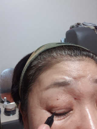 뷰티움얼티밋아이라이너 비비드 블랙 — 3.5점을 준 리뷰어가 2020년 5월 올린 사용 사진