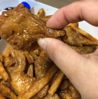 네네치킨 소이크런치윙봉 — 5점을 준 리뷰어가 2020년 4월 올린 사용 사진