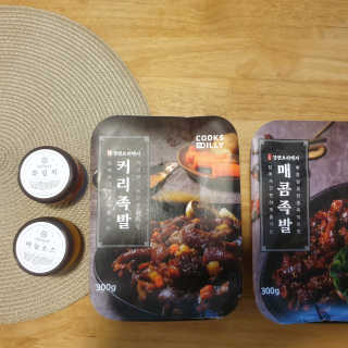 쿡스딜리 매콤족발+커리족발+무김치+마늘소스 — 5점을 준 리뷰어가 2020년 6월 올린 사용 사진
