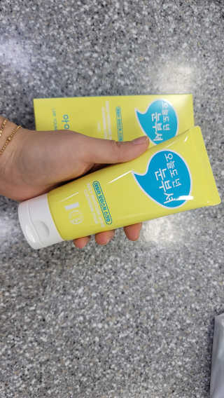 IO 아이오 오늘도 넌 눈부셔 - 데일리 스크럽 클렌징폼 — 5점을 준 리뷰어가 2020년 12월 올린 사용 사진