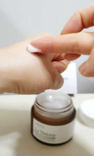 La Theorie Hydrating Ingredients | 하이드레이팅 인그레이디언츠 — 5점을 준 리뷰어가 2020년 4월 올린 사용 사진