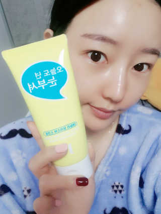 IO 아이오 오늘도 넌 눈부셔 - 데일리 스크럽 클렌징폼 — 5점을 준 리뷰어가 2020년 12월 올린 사용 사진