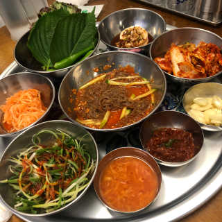 [동네맛집족발] 4개 족발 중 택1 — 5점을 준 리뷰어가 2020년 4월 올린 사용 사진