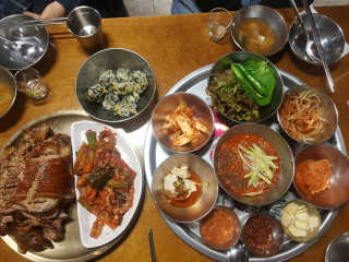 [동네맛집족발] 4개 족발 중 택1 — 5점을 준 리뷰어가 2020년 5월 올린 사용 사진