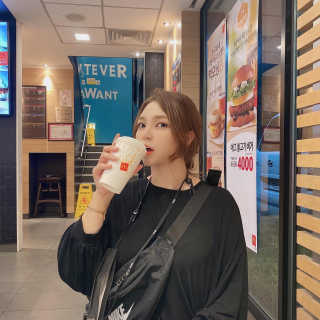 한국맥도날드 맥도날드 빨대가 필요없는 뚜껑이 — 5점을 준 리뷰어가 2020년 10월 올린 사용 사진