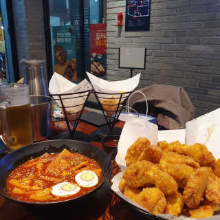 [교촌치킨 영등포역점] 치킨 메뉴 중 택1 — 5점을 준 리뷰어가 2020년 10월 올린 사용 사진