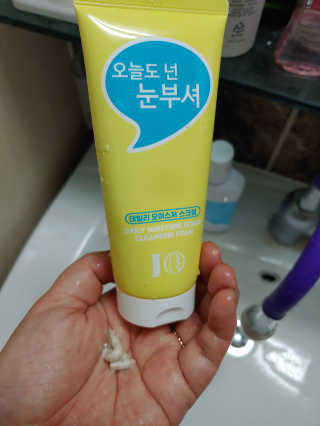 IO 아이오 오늘도 넌 눈부셔 - 데일리 스크럽 클렌징폼 — 4점을 준 리뷰어가 2020년 12월 올린 사용 사진